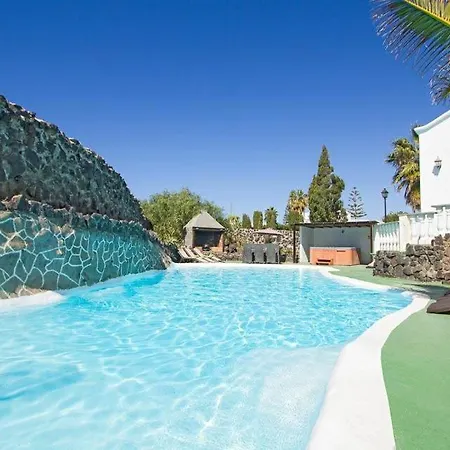 In Puerto Del Carmen Sleeps 9 With Pool And Wifi Puerto del Carmen
