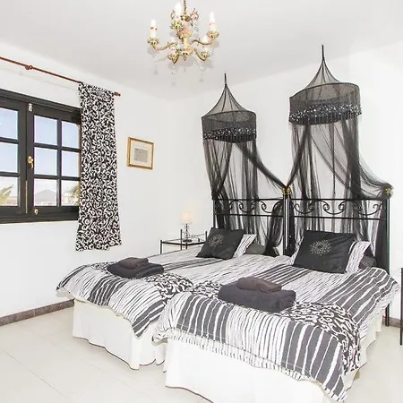 In Puerto Del Carmen Sleeps 9 With Pool And Wifi * Puerto del Carmen