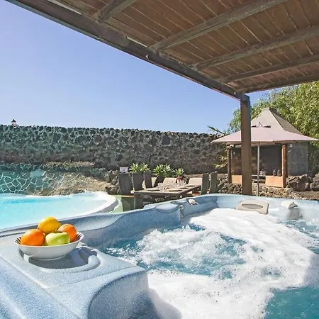 In Puerto Del Carmen Sleeps 9 With Pool And Wifi Willa Puerto del Carmen (Lanzarote)