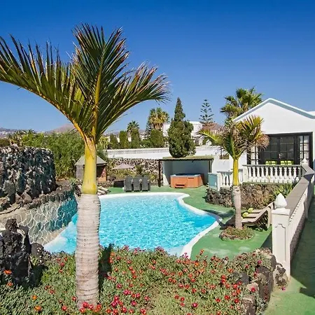 Villa In Puerto Del Carmen Sleeps 9 With Pool And Wifi Puerto del Carmen (Lanzarote)