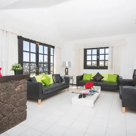 In Puerto Del Carmen Sleeps 9 With Pool And Wifi Puerto del Carmen (Lanzarote)