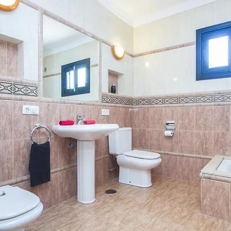 In Puerto Del Carmen Sleeps 9 With Pool And Wifi Willa Puerto del Carmen (Lanzarote)
